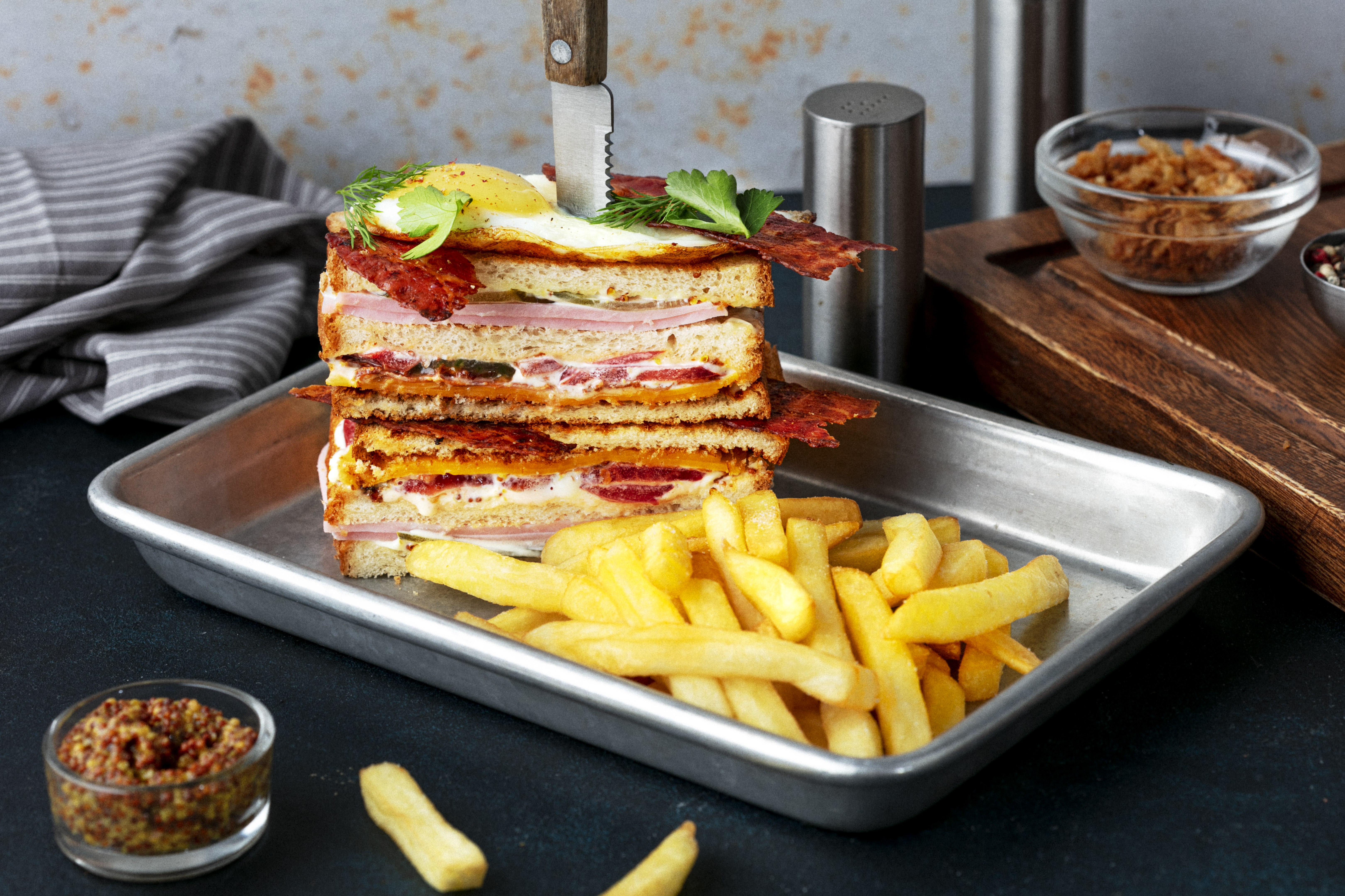 бутер клубный с картофелем фри