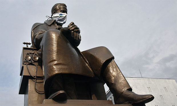 В Екатеринбурге памятник изобретателю радио Александру Попову «защитили» от коронавируса