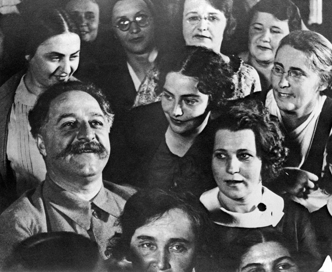 Орджоникидзе с делегатами совещания жён командиров промышленности в Кремле. 1937 год