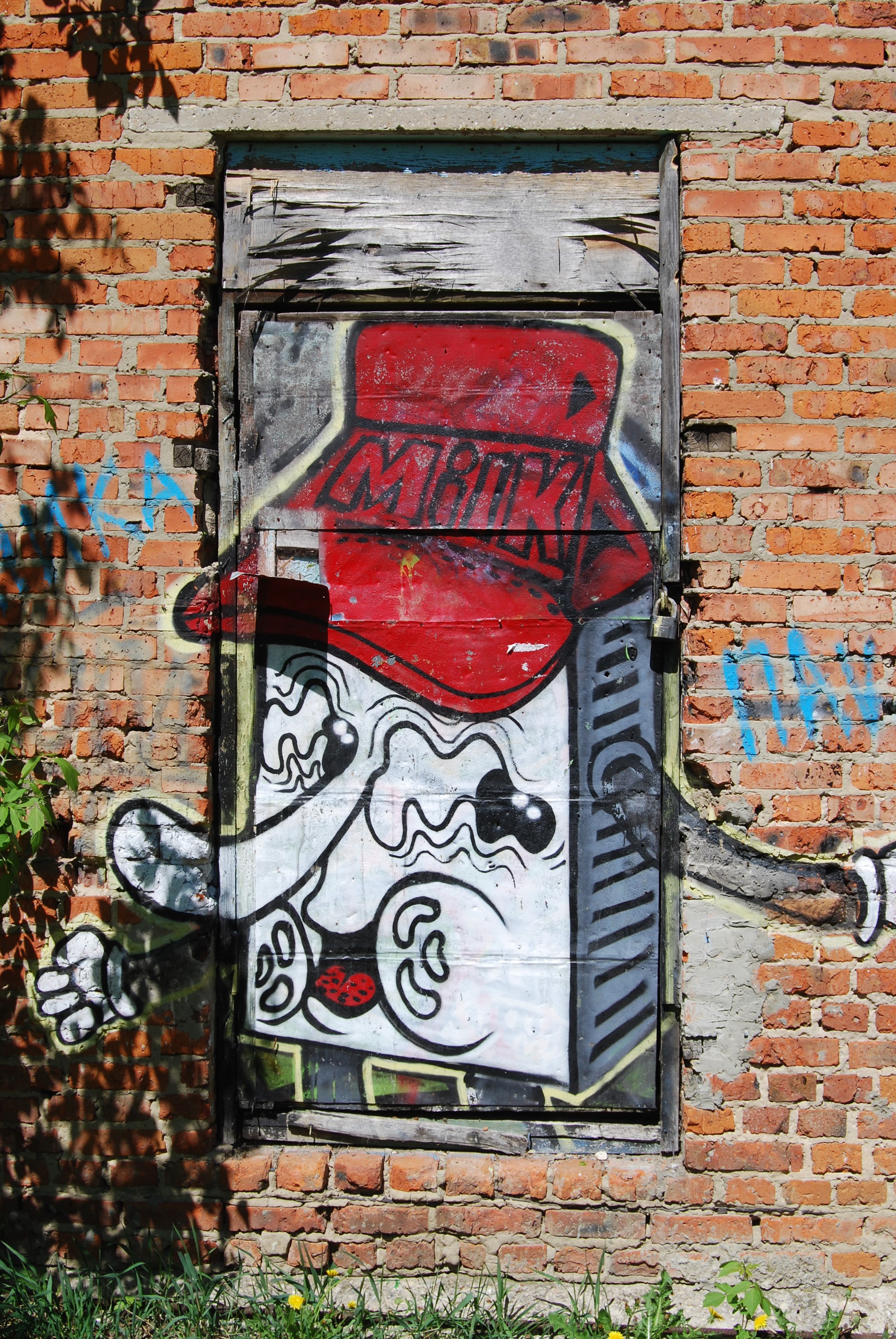 Граффити (снимок за 10.05.18) У д. № 44 по ул. Механизаторов