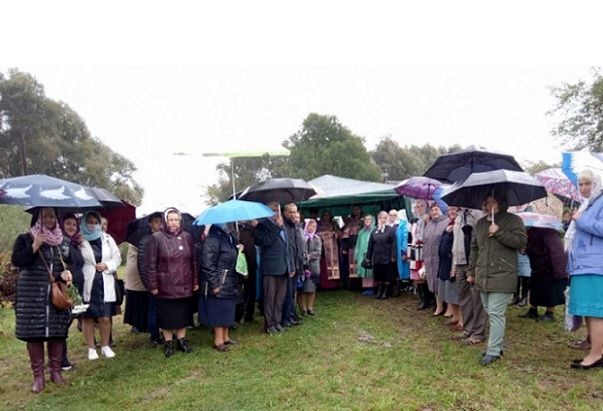 Верующие села Заболотцы теперь молятся в палатке