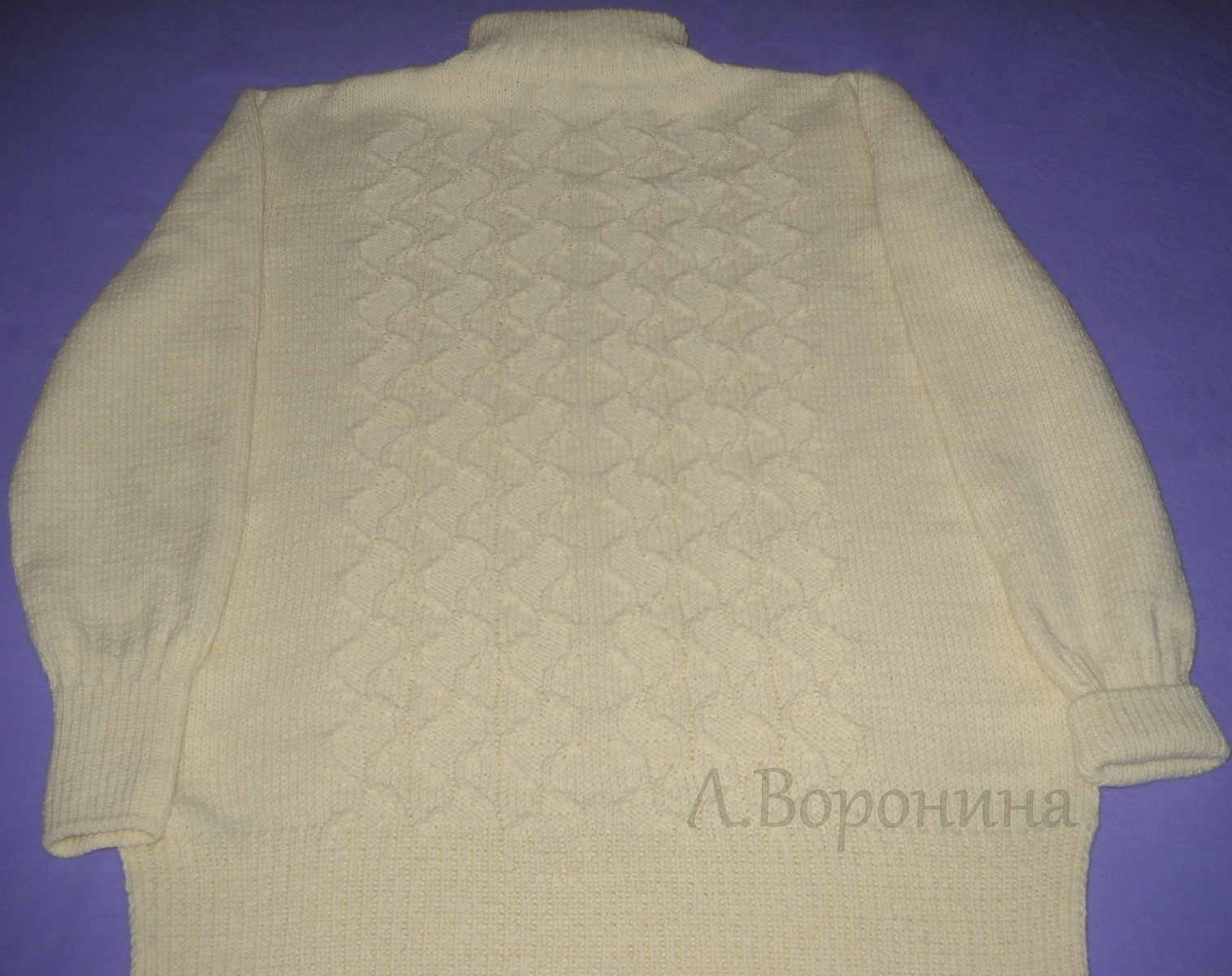 Женский свитер Ванильный (спина)