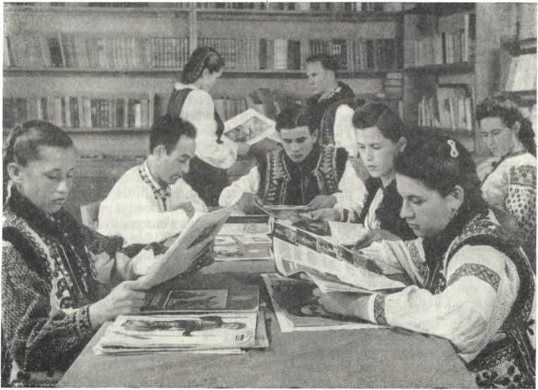 Посетители районной библиотеки г. Косова Станиславской области, 1945 г.