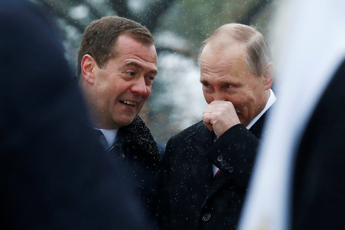 Путин и Медведев ржут
