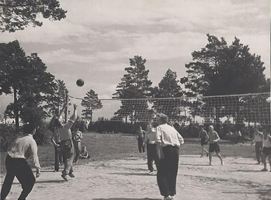 1958 г. Парк Гидростроитель.Волейбольная площадка.