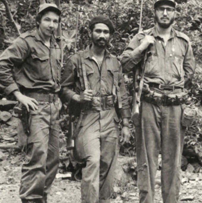 Слева направо Рауль Кастро Хуан Алмейда и Фидель Кастро в горах Сьерра-Маэстра.