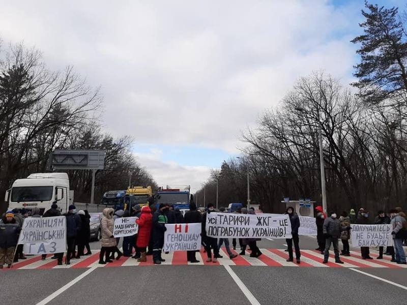 На Полтавщине продолжают перекрывать трассы