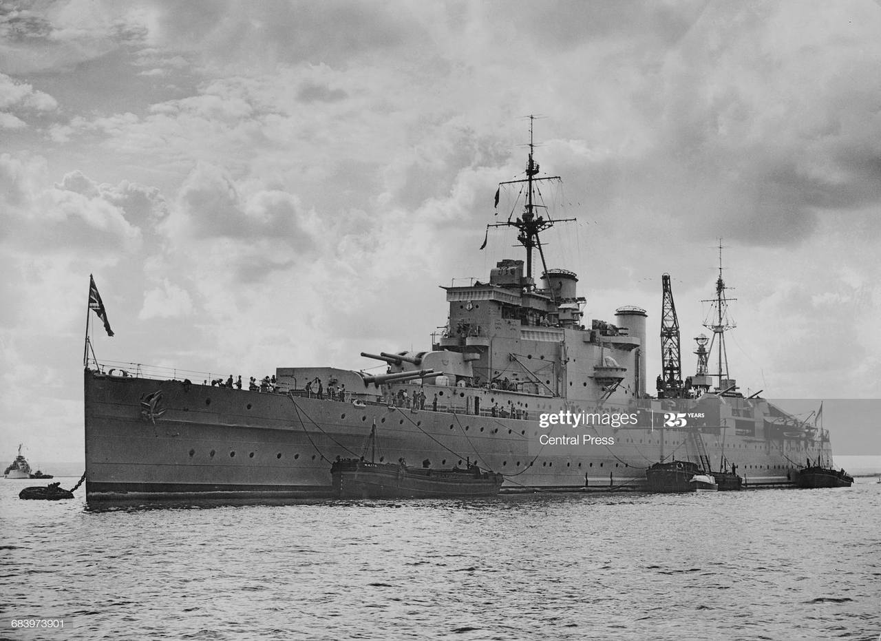 1600px-HMS London at anchor de-ammunitioning and de-fuelling after returning from repairs after her rescue mission of HMS Amethyst on 6 September 1949