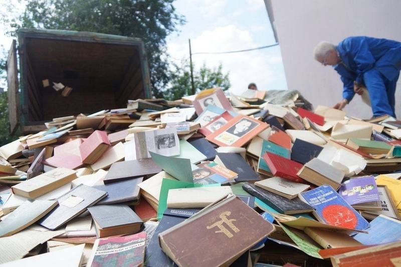 В Одесской области выбрасывают книги и учебники на русском языке