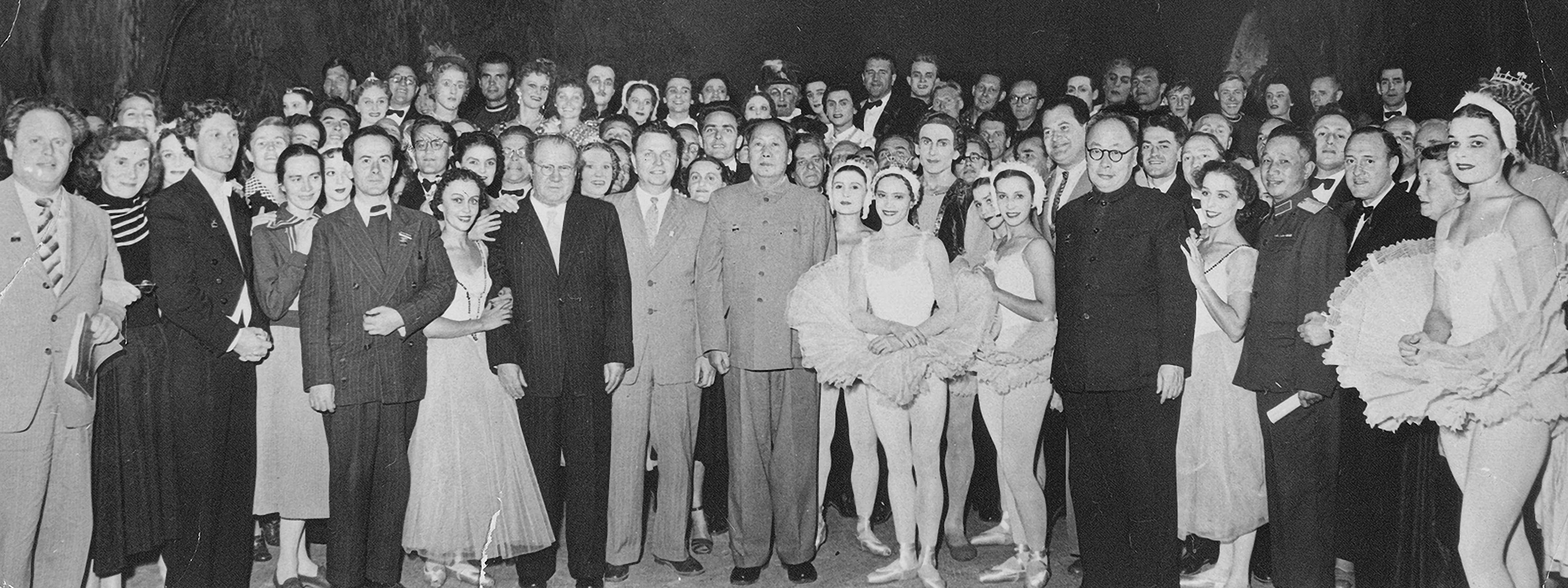 1957-год,-Гастроли-в-Китае.-В-центре---балерина-Лидия-Крупенина-и-Мао-Цзе-дун