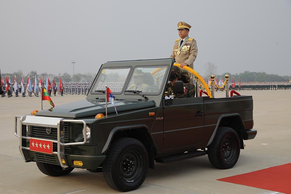 Старший генерал Мин Аунг Хлаинг инспектирует войска во время парада в честь Дня вооруженных сил в Нейпьито