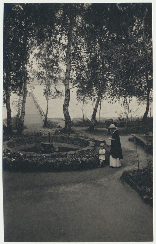 foto, Olev ja Anna Kukk, pargis, Venemaa, Zeja, u 1914, foto J. Kukk
