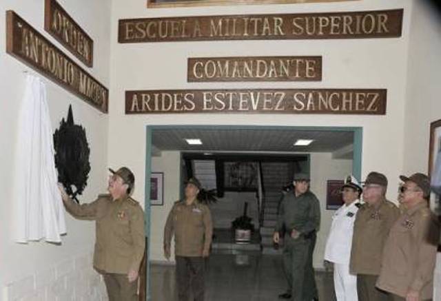 Вручение ордена Антонио Масео Высшему военному училищу имени Команданте Аридеса Эстевеса Санчеса 2015 год