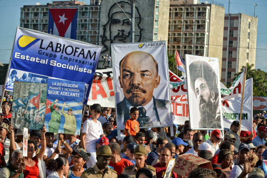 Тысячи кубинцев на праздничной демонстрации на площади Революции 01 мая 2012