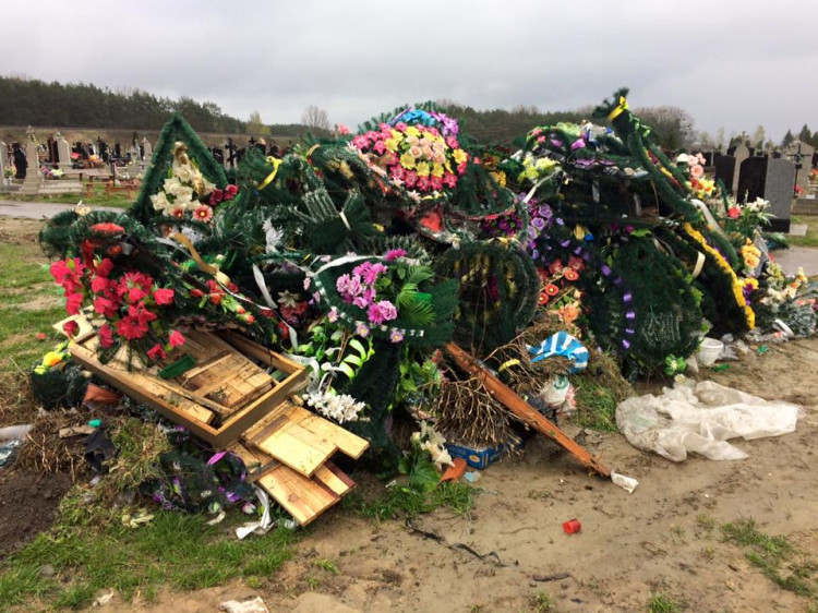Тернополян закликають не нести штучні квіти на кладовища - Тернопільська  газета