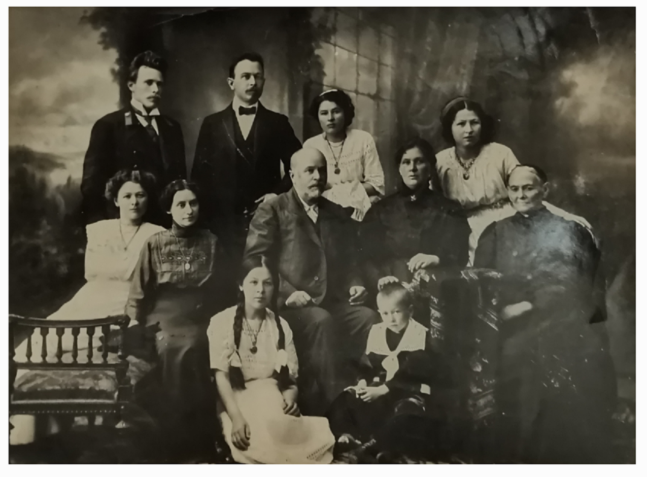П.Я. Гуров с родителями, сестрами, сыном и др. родственниками. Борисоглебск. 1912 год.