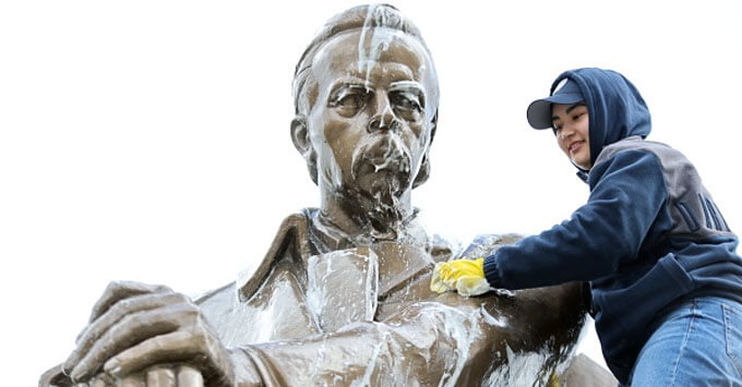 Студенты радиофака УрФУ традиционно помыли памятник Попову в преддверии Дня радио - Новости радио OnAir.ru