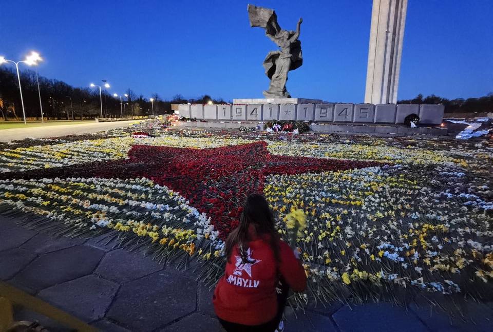 Наутро увидели перед монументом Освободителям Риги красную звезду, выложенную цветами
