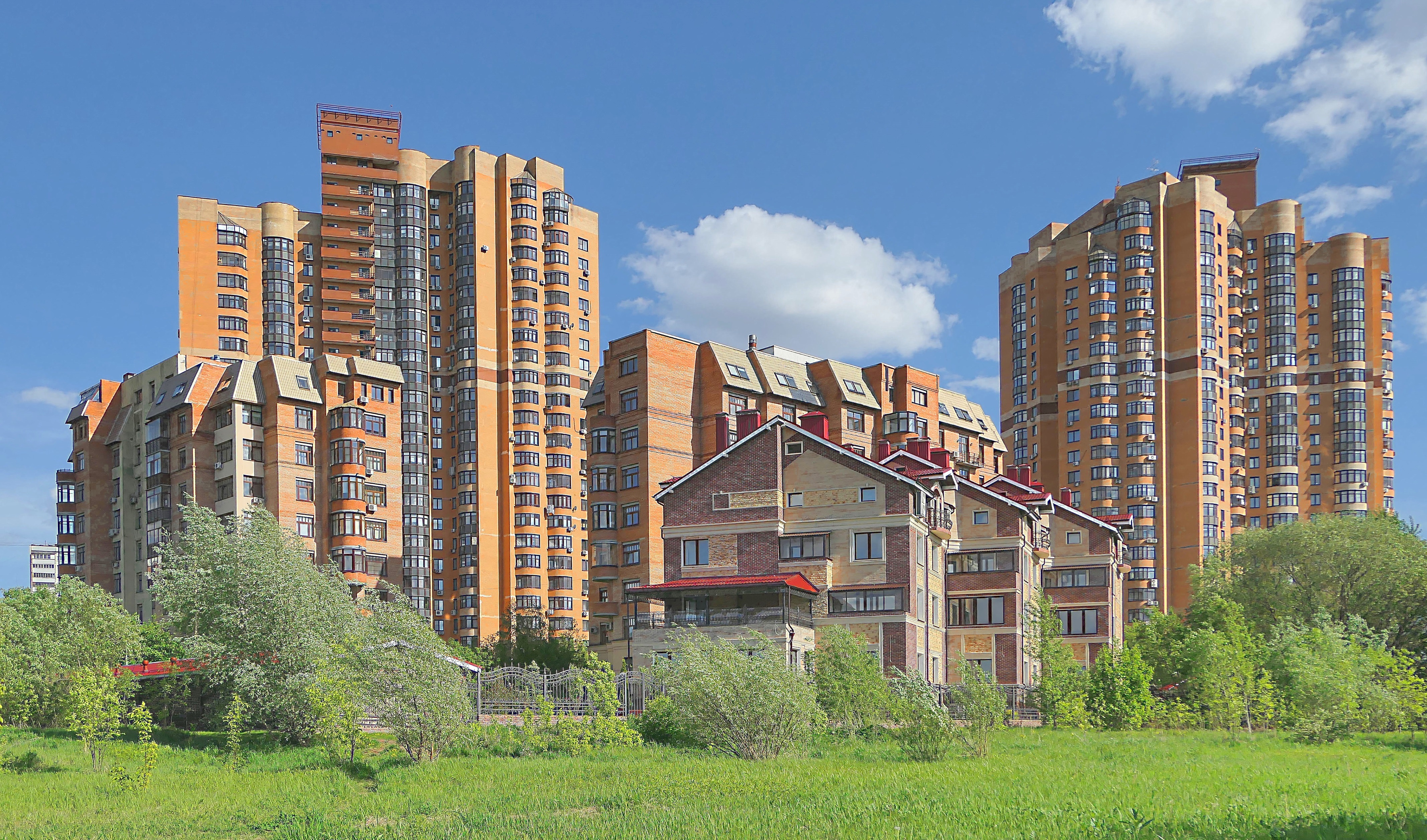 Здания на Нежинской ул. над долиной Сетуни. Фото Морошкина В.В.