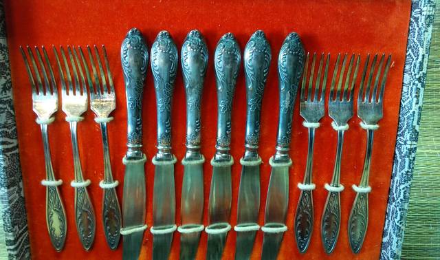 Столовый набор на 6 персон СССР вилки ножи ложки 24 предмета мельх .