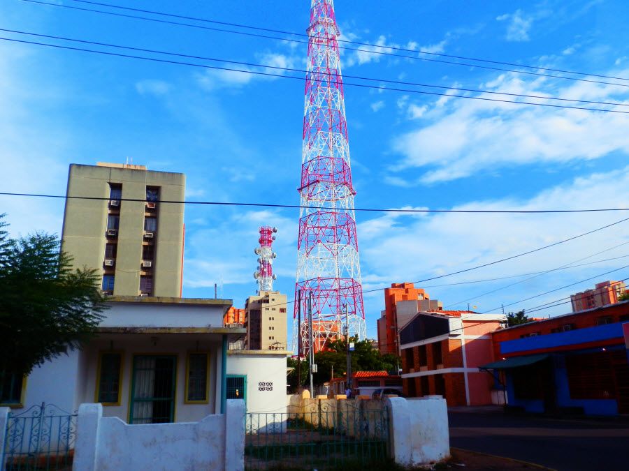 Antena-y-Edificios-en-Maracaibo-Venezuela