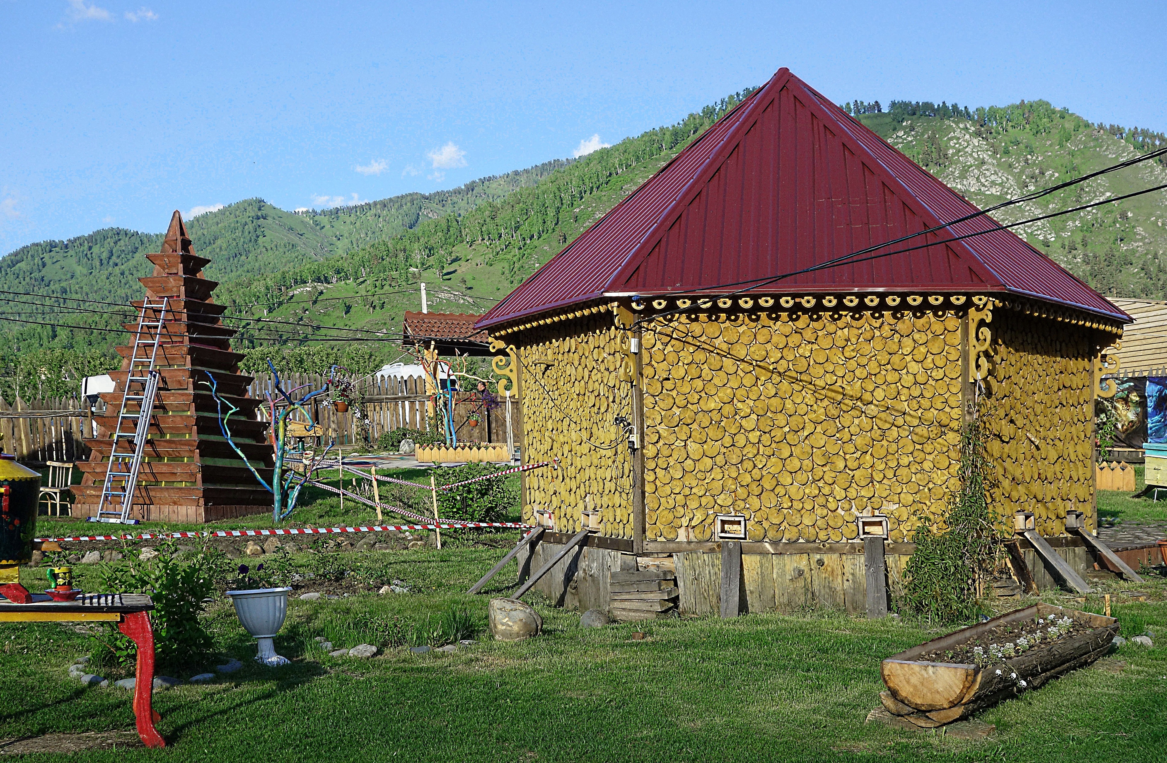 Турбаза с домиками, стилизованными под алтайские юрты. Фото Морошкина В.В.