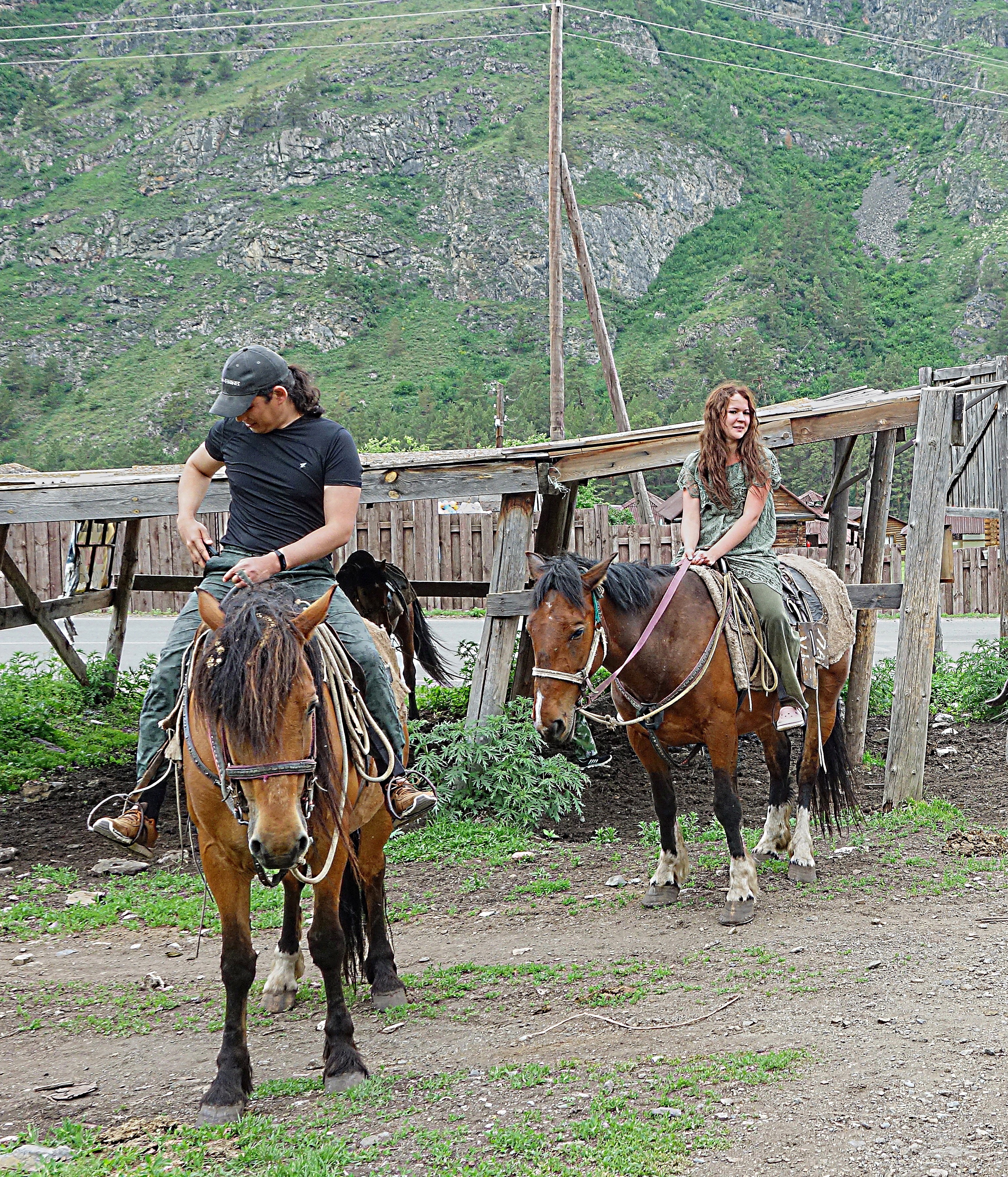 Подготовка к конной прогулке по горам. Фото Морошкина В.В.