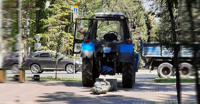 Рабочие в Казахстане случайно снесли трактором памятник Виктору Цою