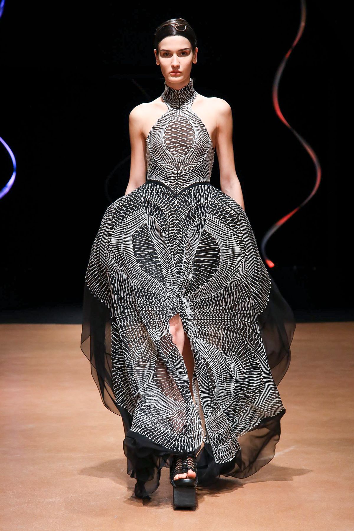 Дизайнерские платья от Ирис Ван Херпен.9