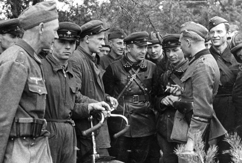 Под Брестом встретились советские и немецкие солдаты Под Брестом встретились советские и немецкие солдаты