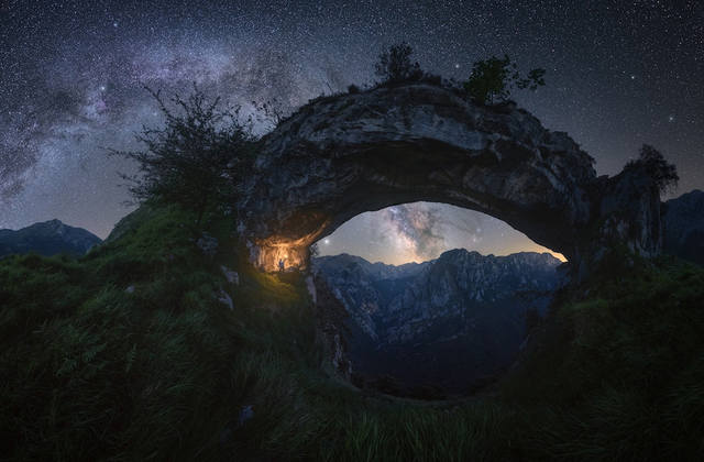2Двойная арка, Пабло Руис Гарсия. Фото сделано в районе горного хребта Пикос-де-Эуропа, Испания