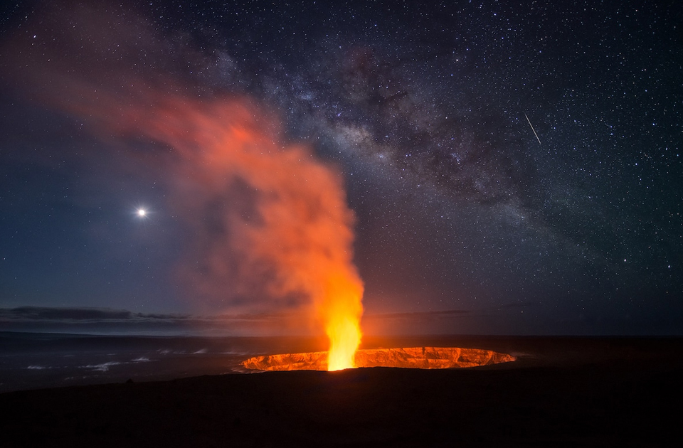 6Элементаль, Майлз Морган. Вулкан Килауэа в Гавайях на фоне Млечного пути
