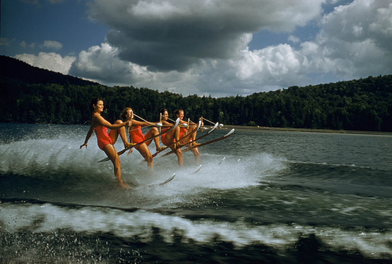 10Женская команда по водным лыжам, штат Нью-Йорк, 1956. Фотограф Роберт Сиссон