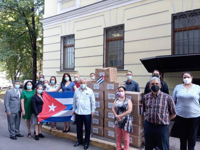	Сотрудники дипломатической миссии Кубы в России отправляют гуманитарную помощь своей стране