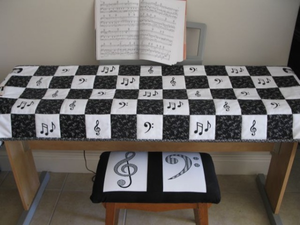 AJD098 Mini Set 17 Notable Music with Quilted Musical Runner