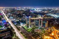 центр Ташкента застроен современными стеклянно-мраморными гигантами с легким азиатским флером, окруженными бульварно-парковой зоной