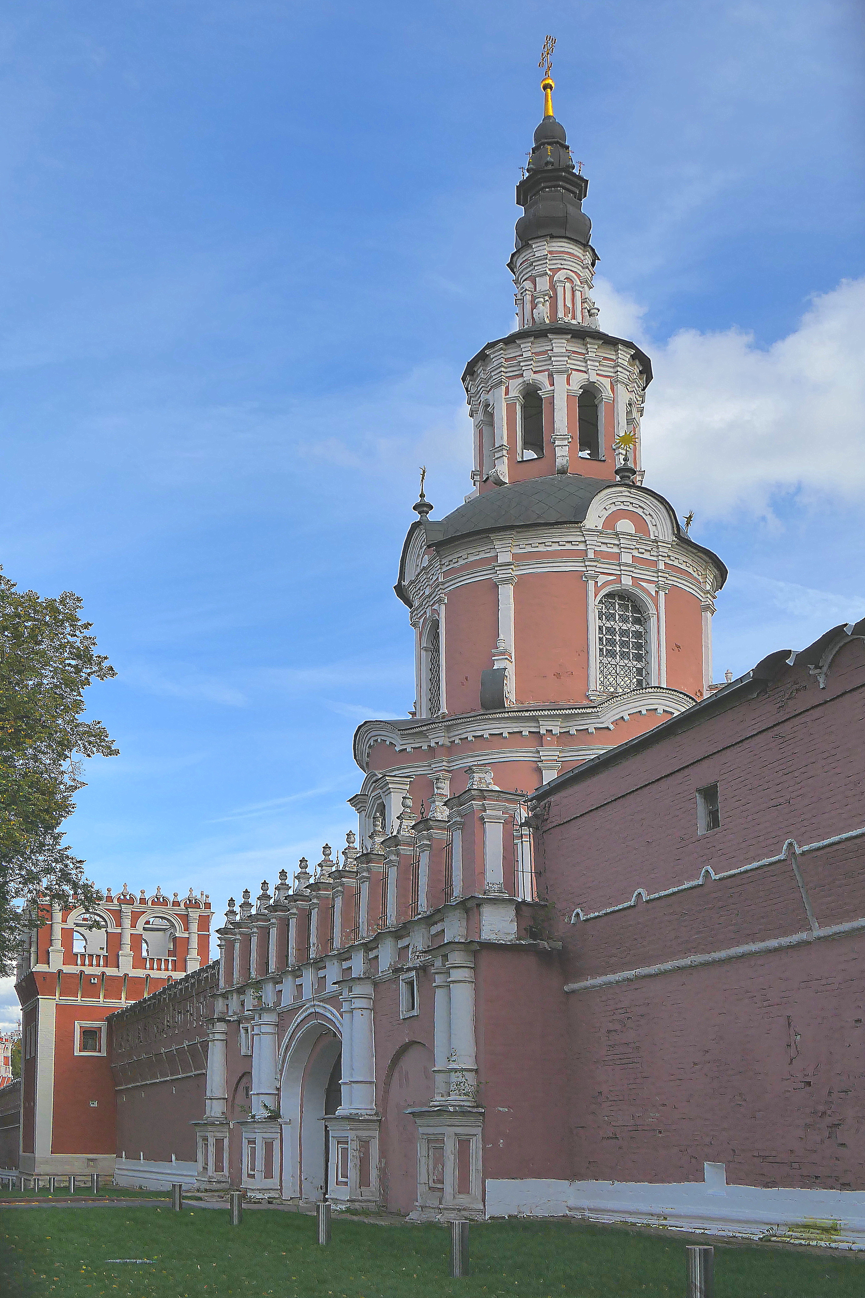 Вход через башню (закрытый) в Донской монастырь. Фото Морошкина В.В.