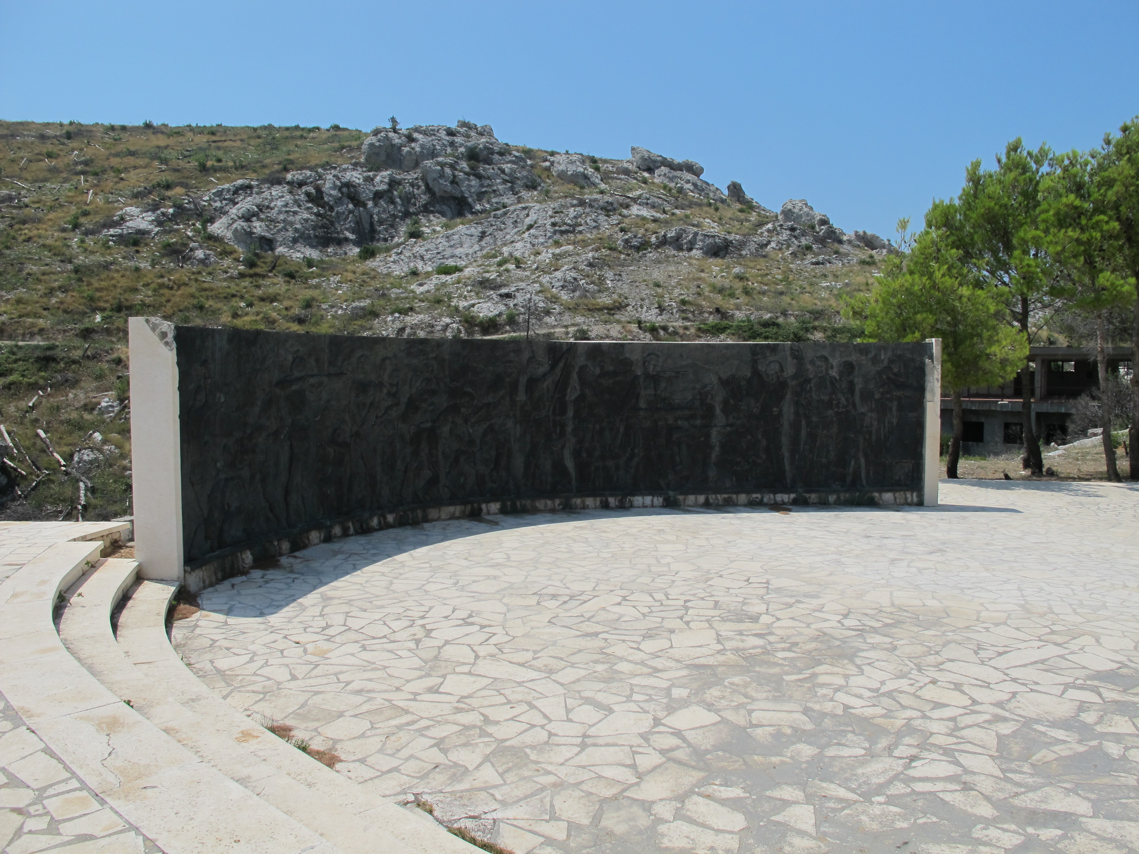Мемориал павшим бойцам НОАЮ и жертвам фашизма (Трстеник, Хорватия)
