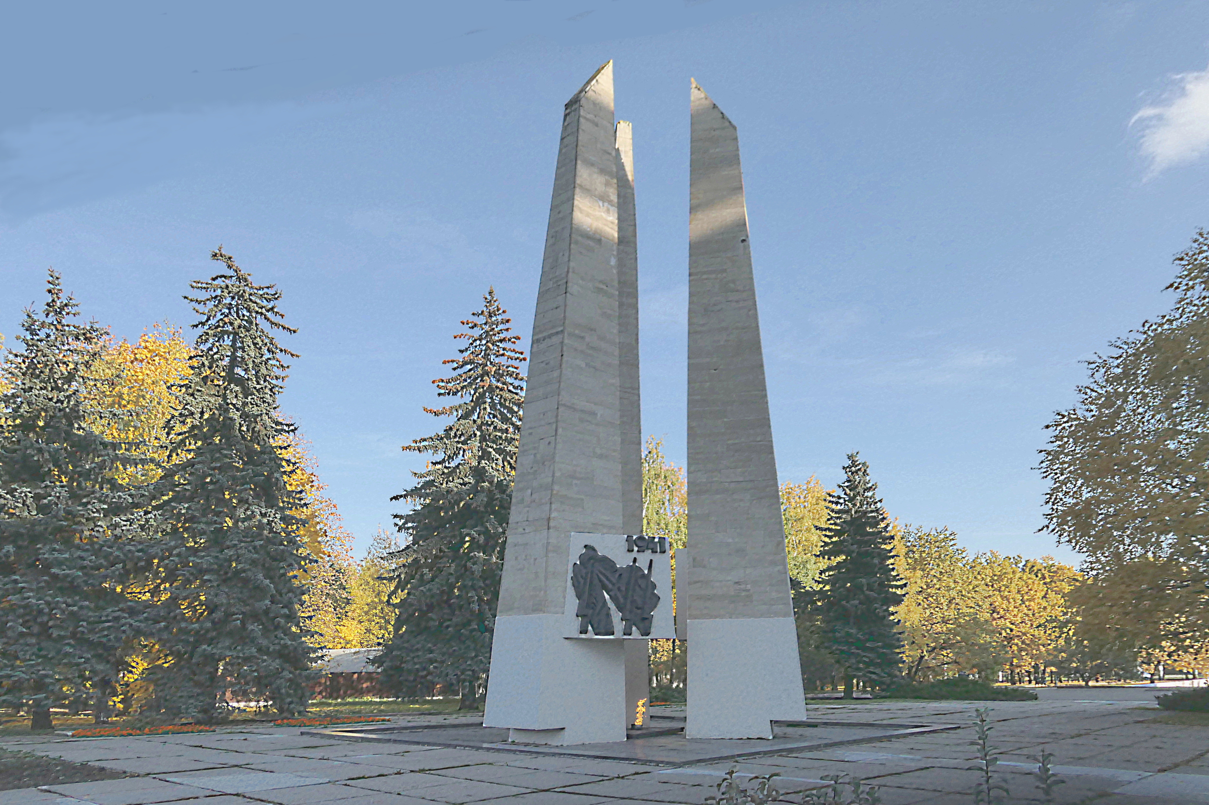 Мемориал павшим в войне с Вечным огнём в парке МГУ. Фото Морошкина В.В.