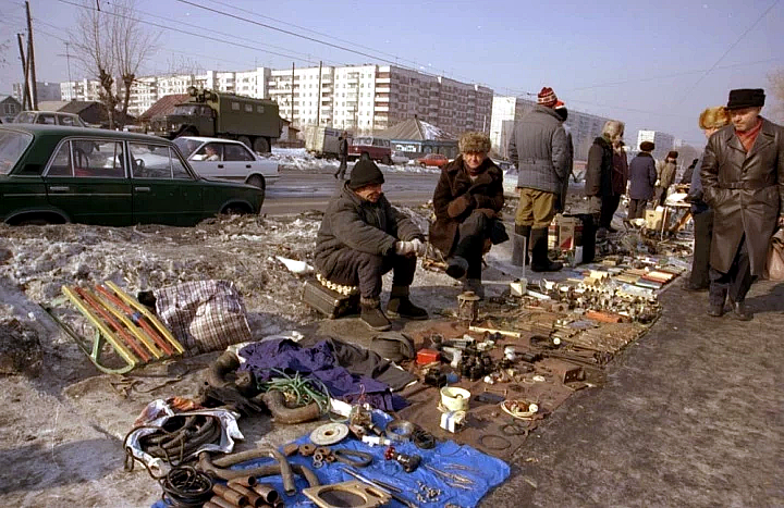 Стихийная уличная торговля на окраине Новосибирска Евгений Иванов