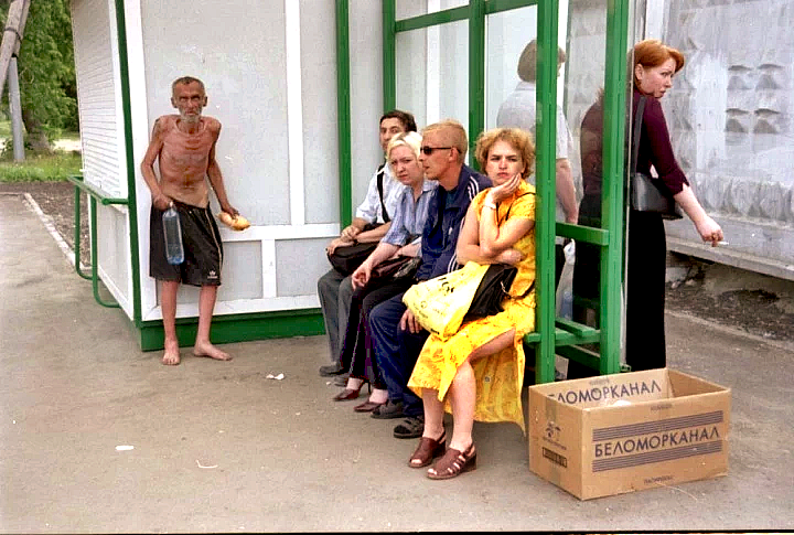 Пассажиры на остановке общественного транспорта Евгений Иванов