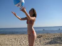 Девушка играет с мячиком