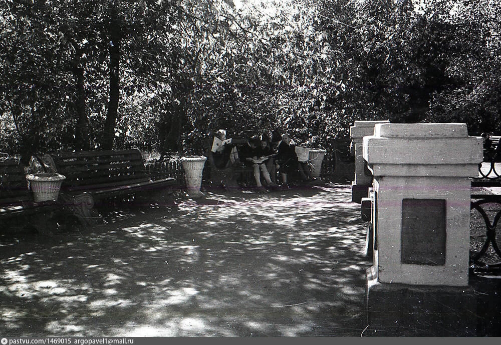 1956-60 Скамейки у памятника Валерий Михайлов2