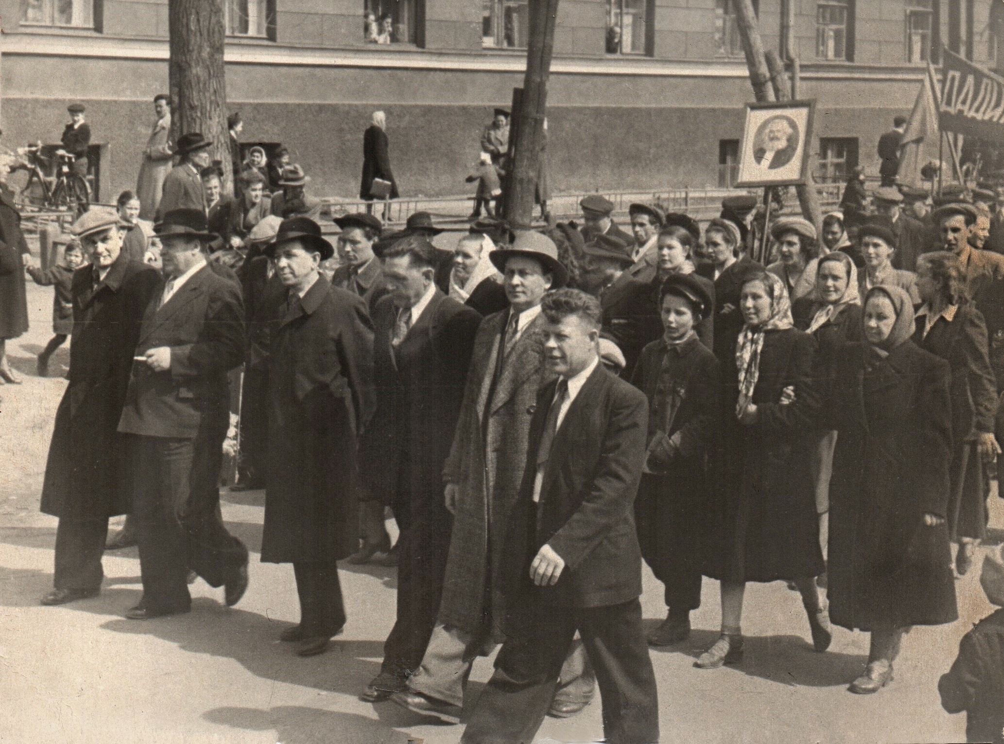 Комсомольцы 20-х гг. на Первомайской демонстрации в г. Новосибирск. 1960 год.