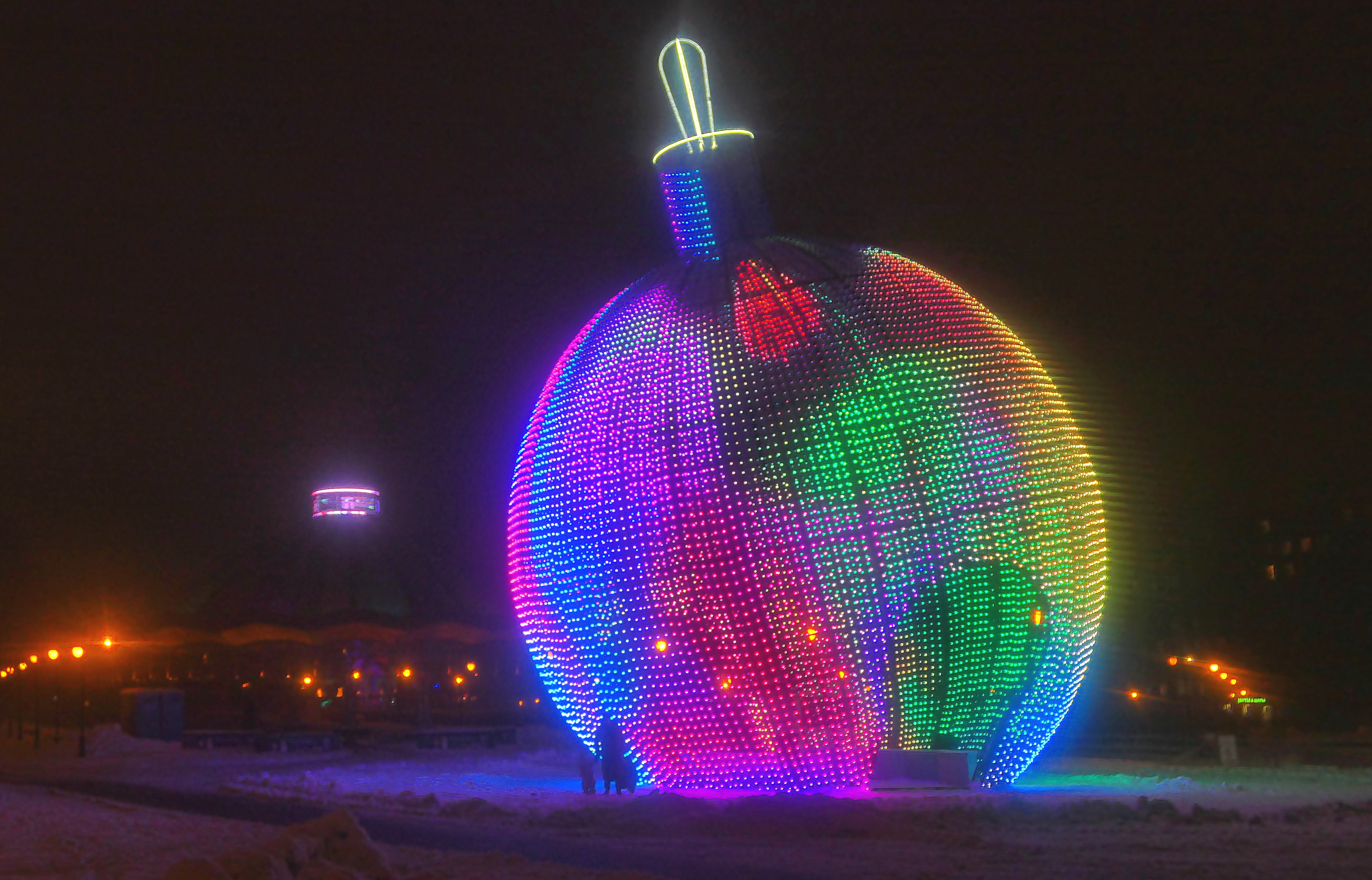 Световая фигура-шар возле Б. Цирка. Фото Морошкина В.В.