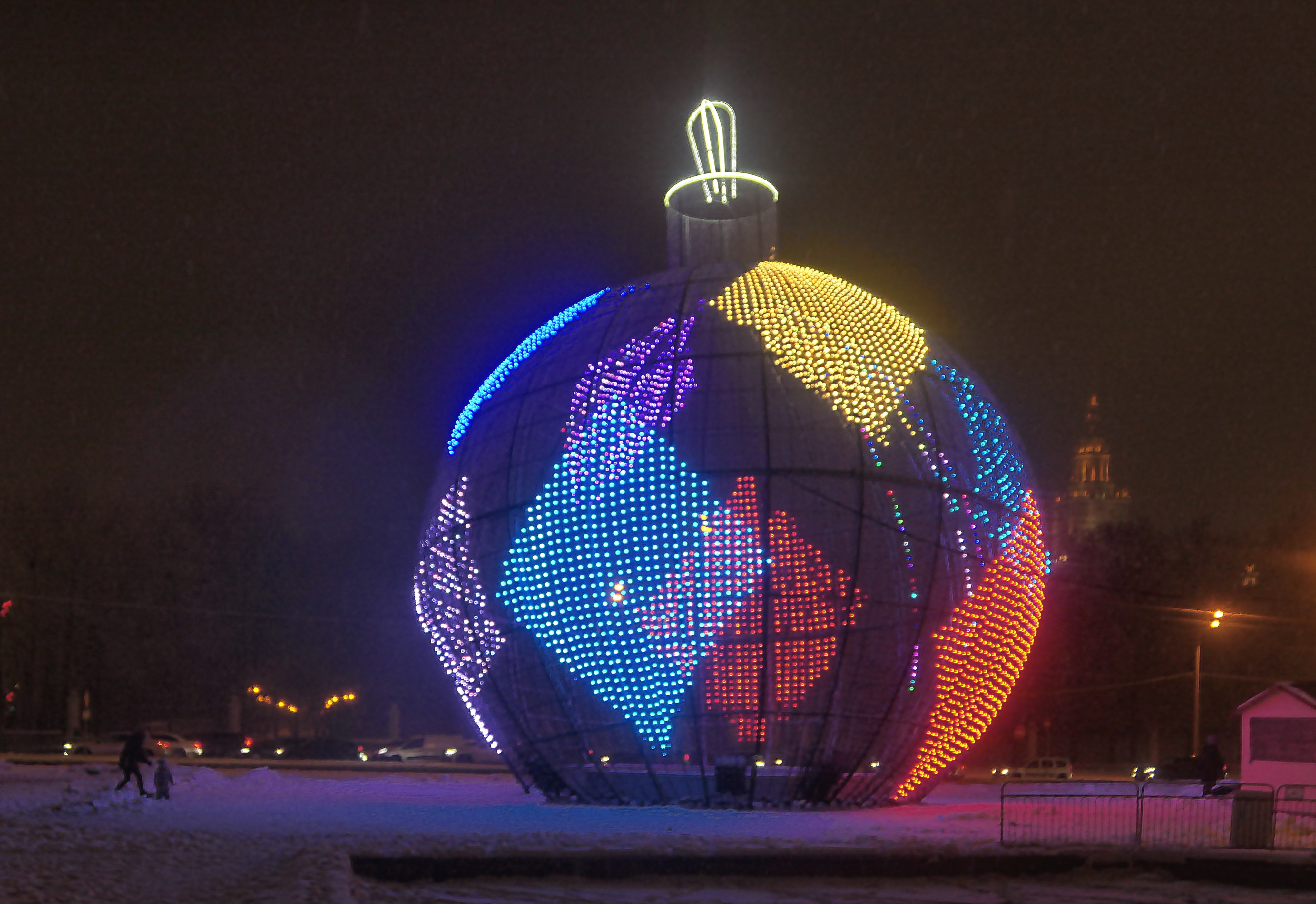 Световая фигура-шар у Б. Цирка. Фото Морошкина В.В.