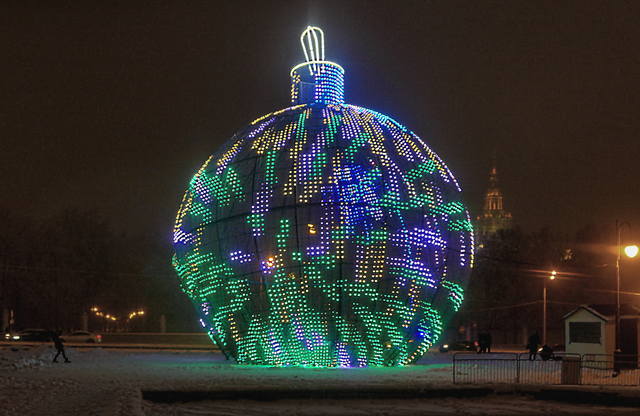 Световая фигура-шар возле Б. Цирка на пр. Вернадского. Фото Морошкина В.В.