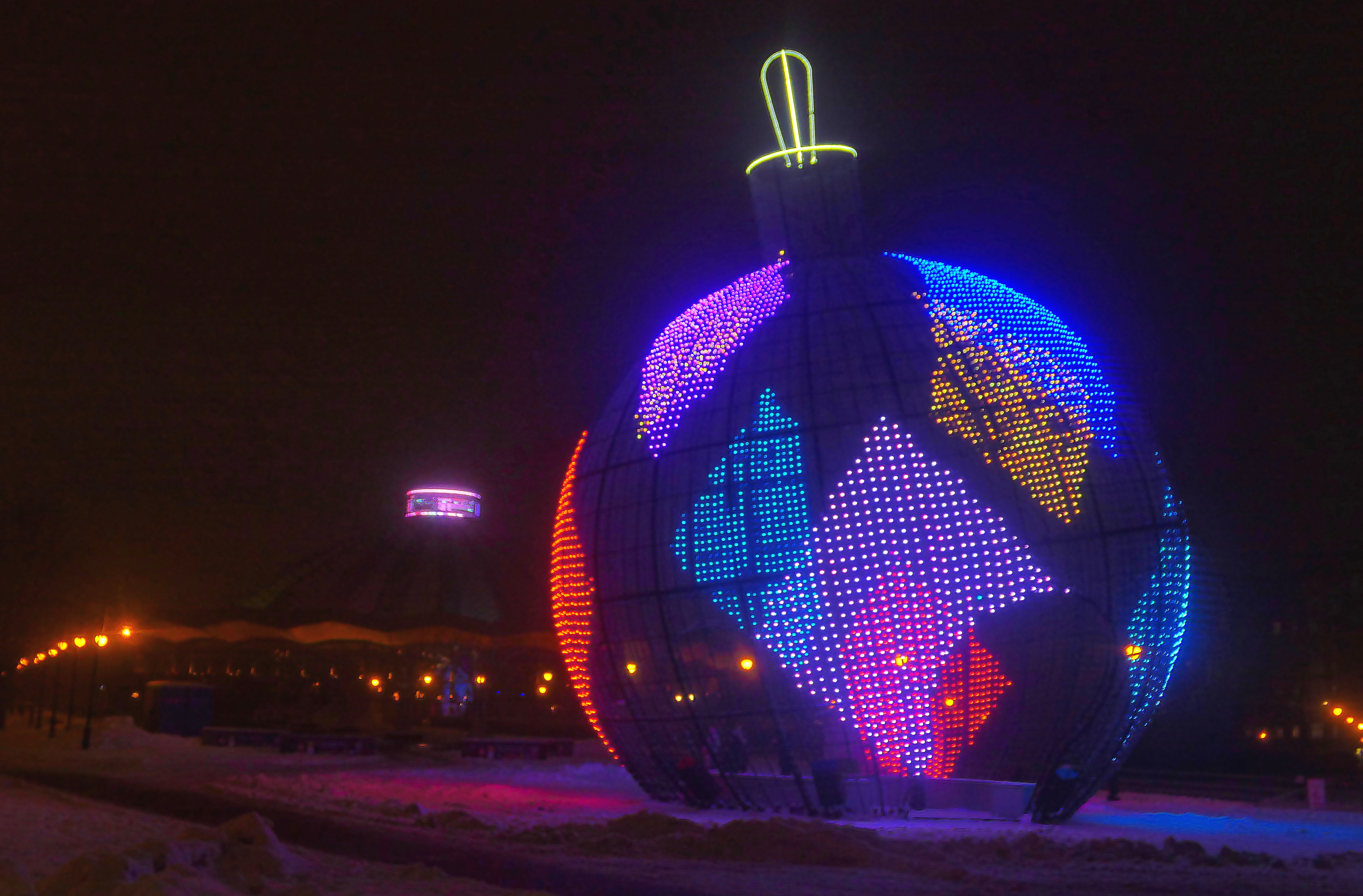 Световой шар возле цирка на пр. Вернадского. Фото Морошкина В.В.