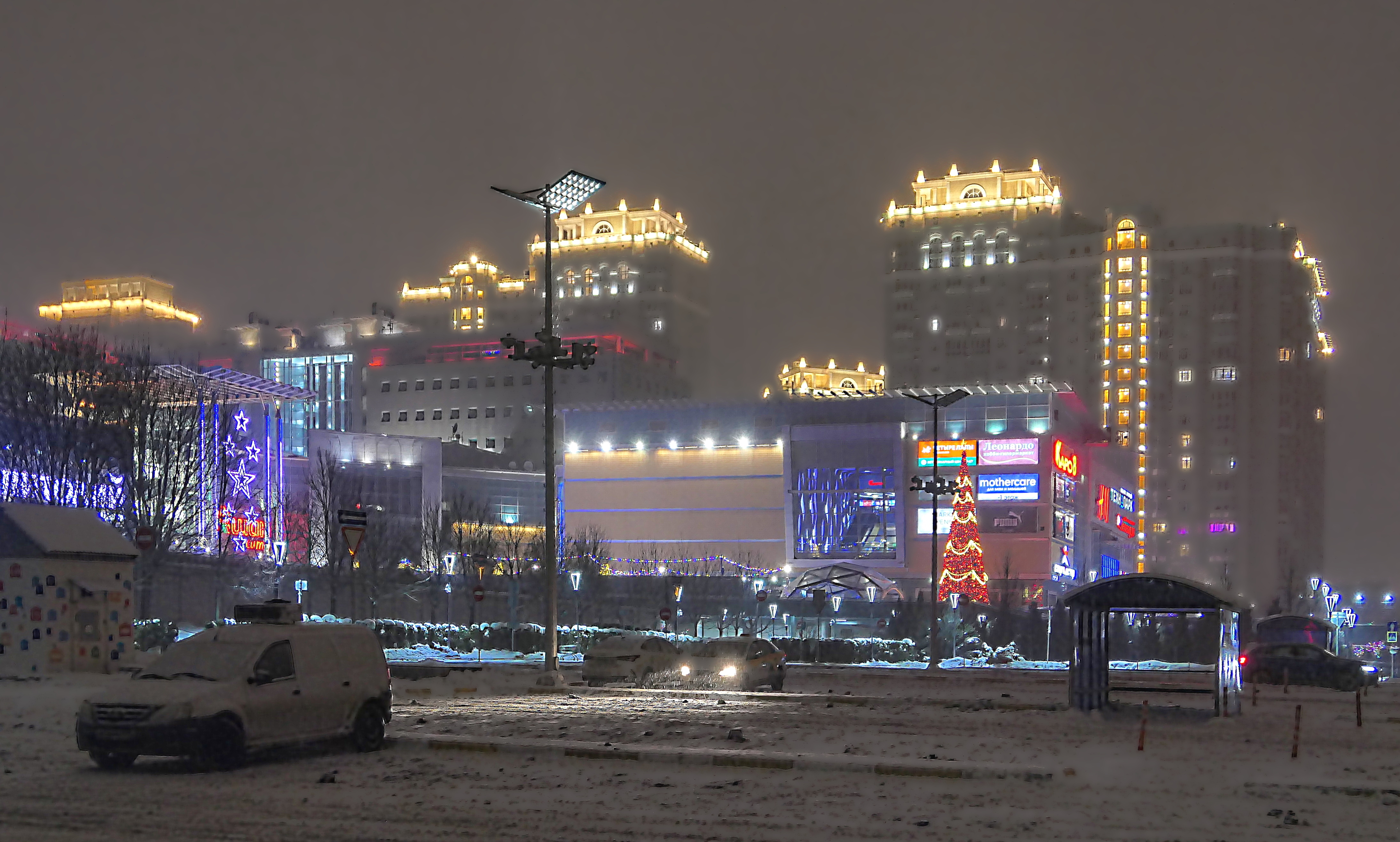 Торгово-развлекательный комплекс возле метро Университет. Фото Морошкина В.В.