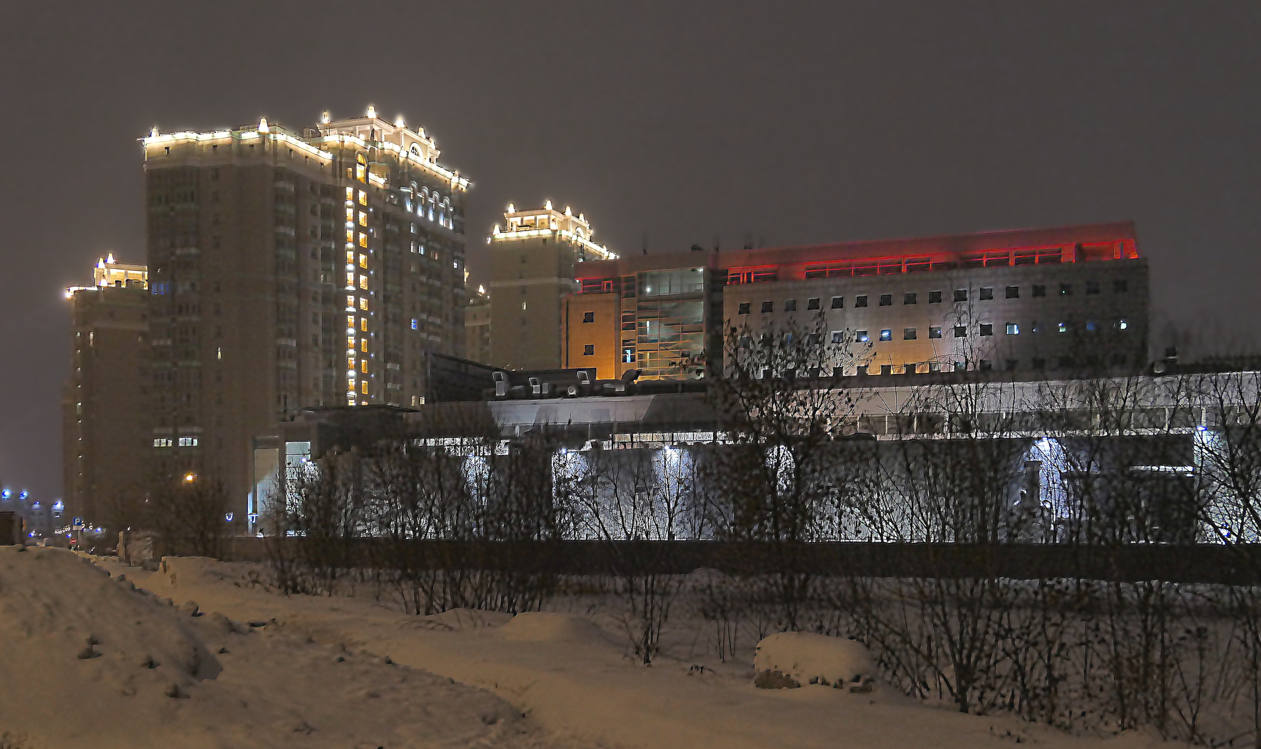 Торгово-развлекательный комплекс возле метро Университет. Фото Морошкина В.В.